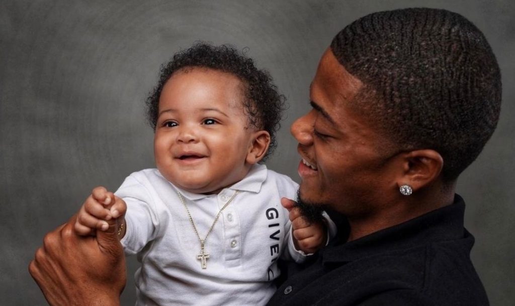 ليون بايلي مع أحد طفليه