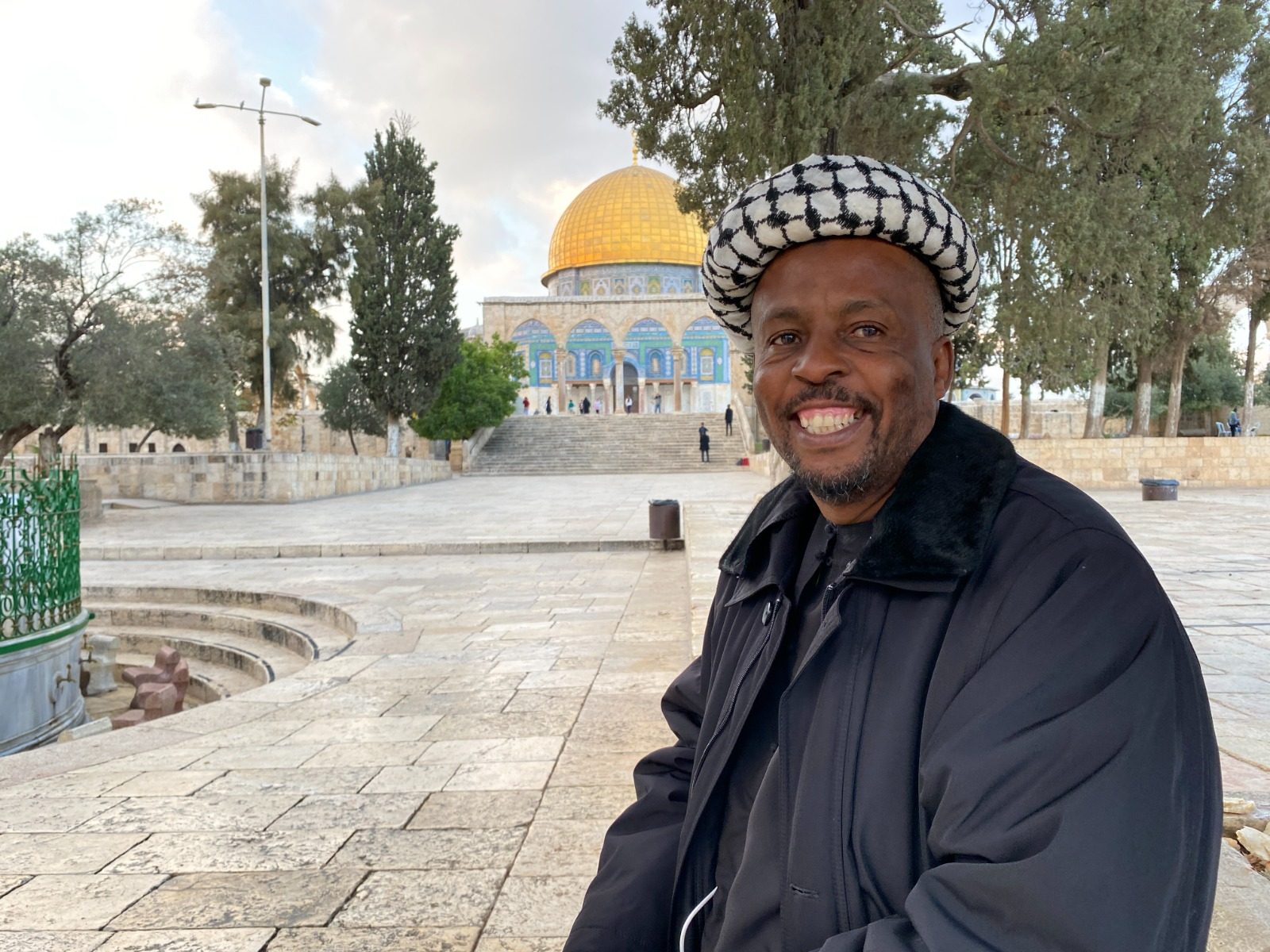 أمضى عامين مشياً على الأقدام.. قصة الجنوب إفريقي “تكالا” الذي قطع 10 بلدان للصلاة  بالقدس (فيديو)