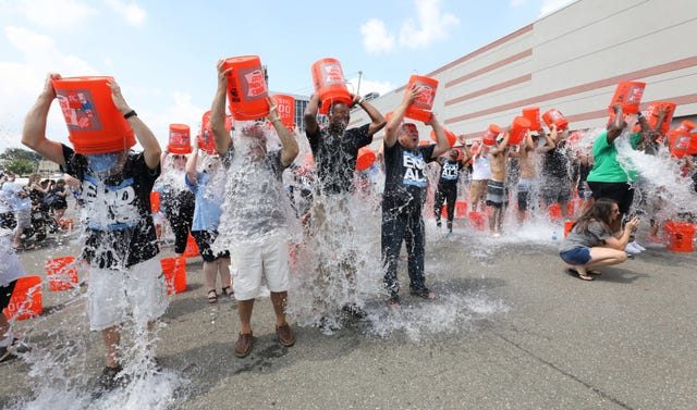 تحدي دلو الثلج