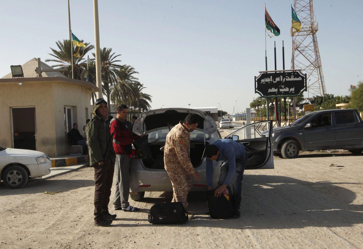 بعد 8 أشهر من الإغلاق.. إعادة فتح الحدود البرية بين ليبيا وتونس واستئناف الرحلات الجوية