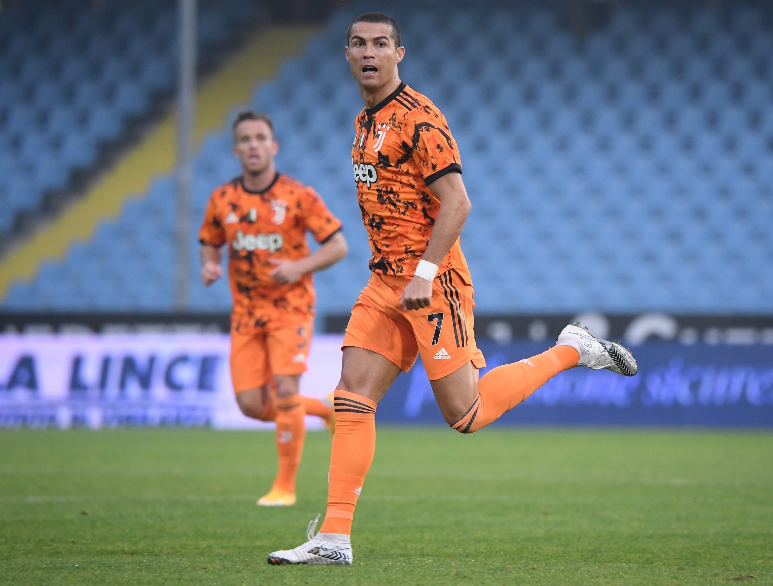 كريستيانو رونالدو رونالدو عاد بقوة بعد تعافيه مع فيروس كورونا (رويترز)