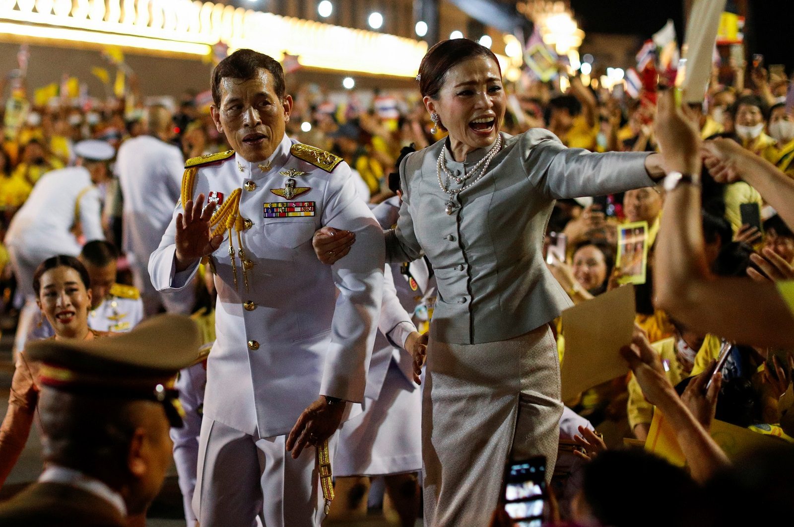 فيديو لملك تايلاند في حدث نادر! الاحتجاجات ضده تجبره على النزول للشوارع