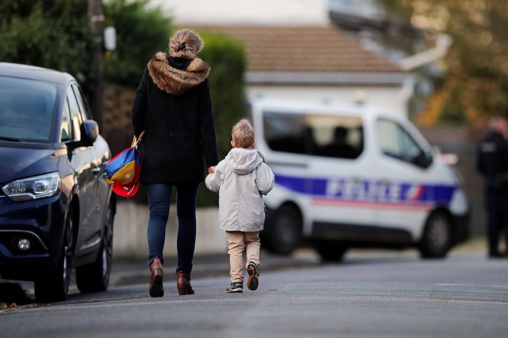 يلقون بأطفالهم من فوق البوابات عند تأخرهم.. مدرسة فرنسية تتحرك ضد تصرف غريب يقوم به الآباء