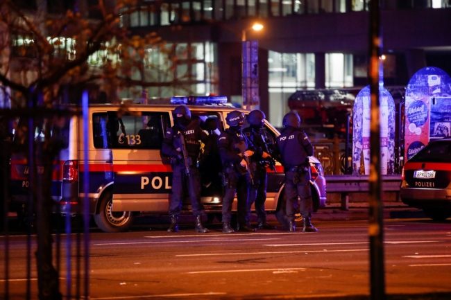 تجول المسلحون بشوارع فينا، وقتلوا كل من رأوه.. تفاصيل الهجوم المرعب في النمسا