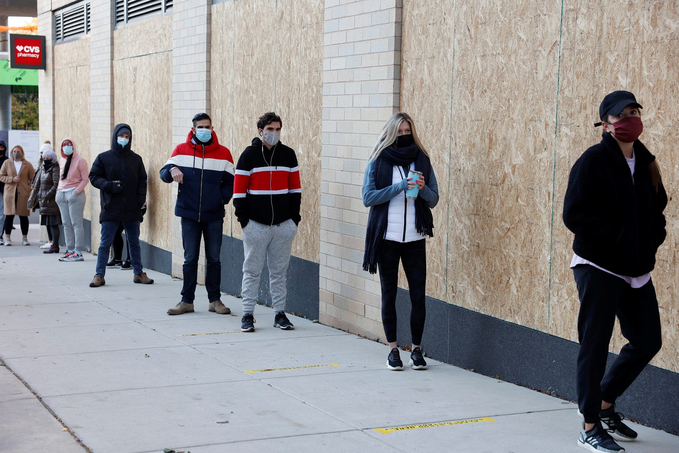 أجواء متوترة من تايمز سكوير إلى تكساس.. إقبال كثيف على التصويت والمتاجر تتأهب لأي اضطرابات