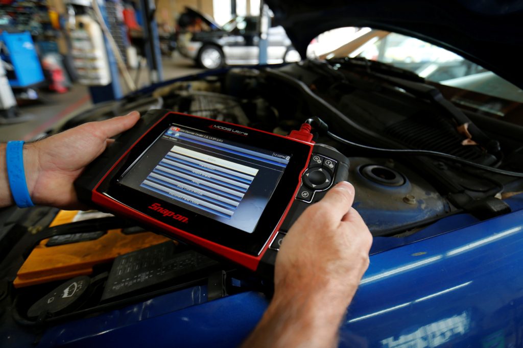 عملية صيانة السيارات (رويترز)