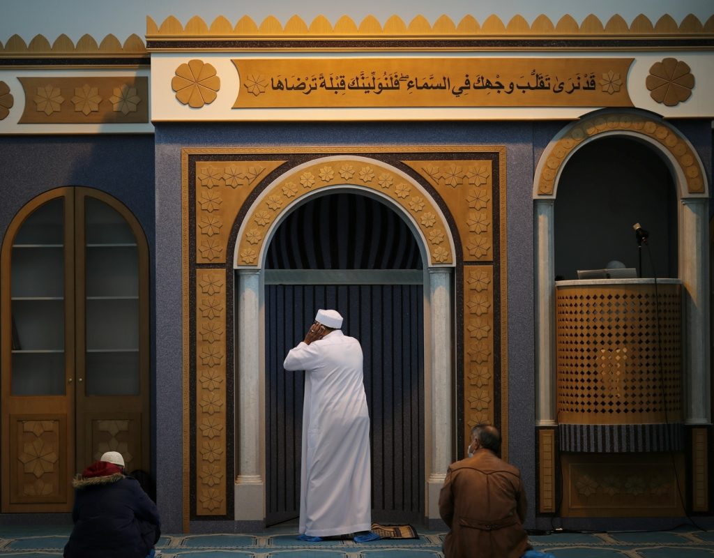 مسلمون يؤدون صلاة في مسجد بفيينا (رويترز)