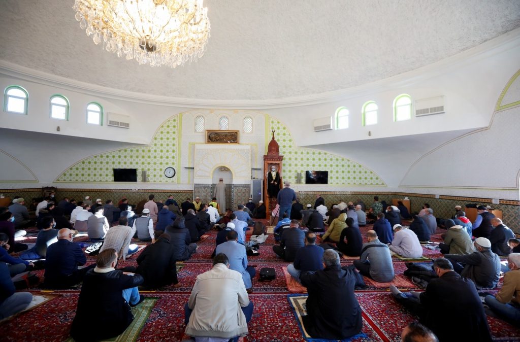 تطبيق للصلاة شائع بين المسلمين متهم ببيع بياناتهم لمؤسسات فرنسية وأمريكية