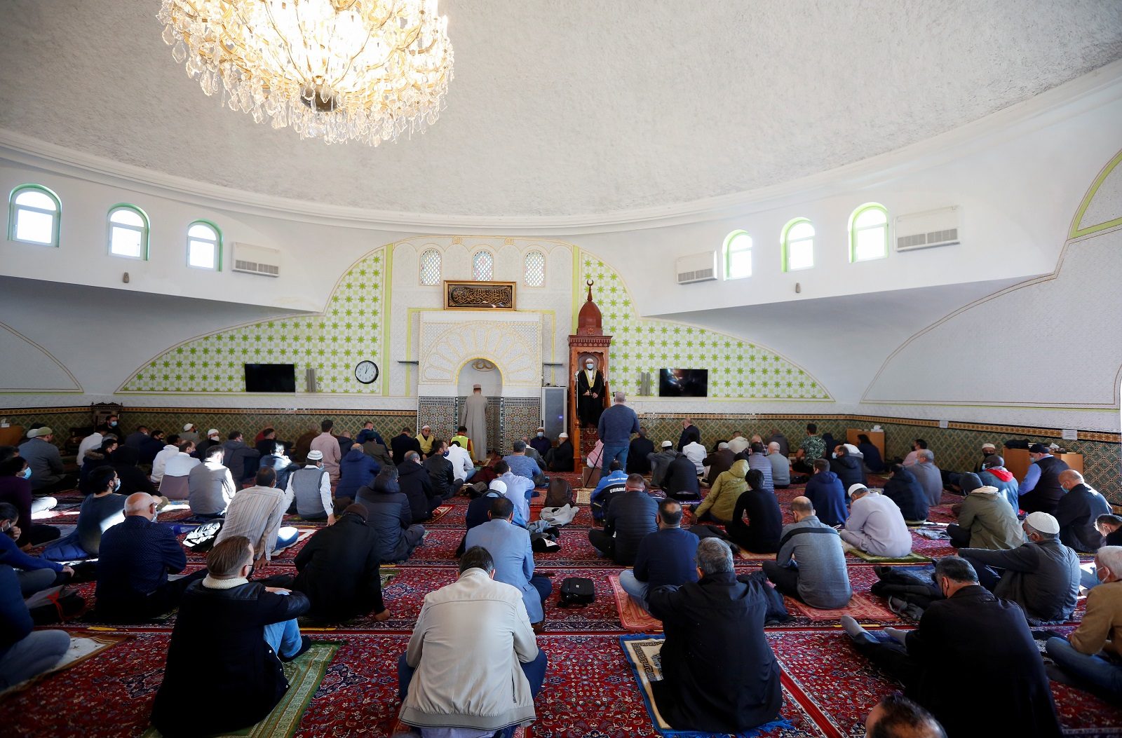 تطبيق للصلاة شائع بين المسلمين متهم ببيع بياناتهم لمؤسسات فرنسية وأمريكية