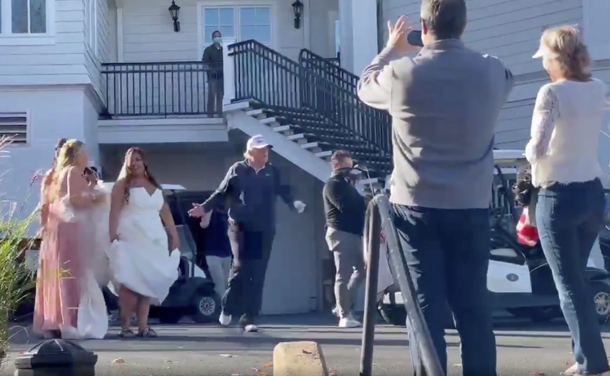 فيديو لترامب يشارك بحفل زفاف أثناء إعلان خسارته ويلتقط صوراً مع العروس