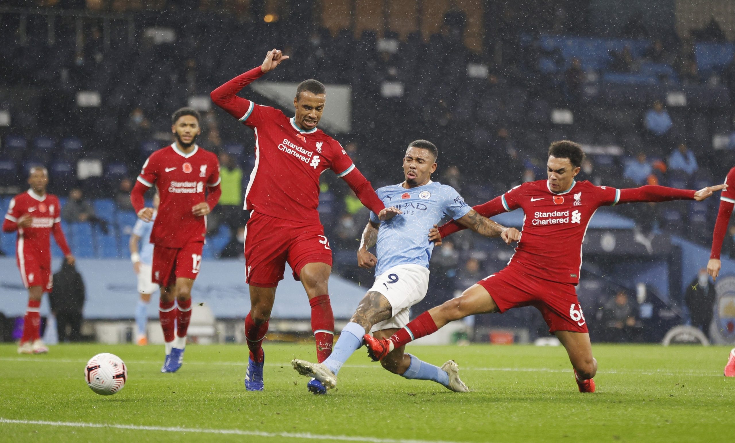 ليفربول ومانشستر سيتي من الأندية الأكثر دفعاً للأجور (رويترز)