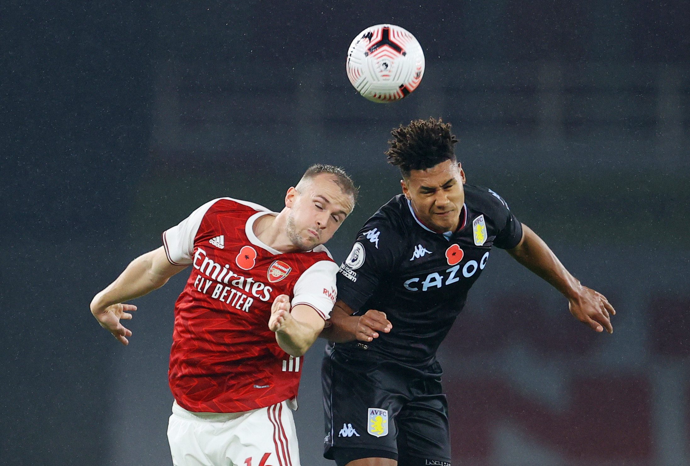 ضربات الرأس تشكّل خطراً حقيقياً على لاعبي كرة القدم (رويترز)