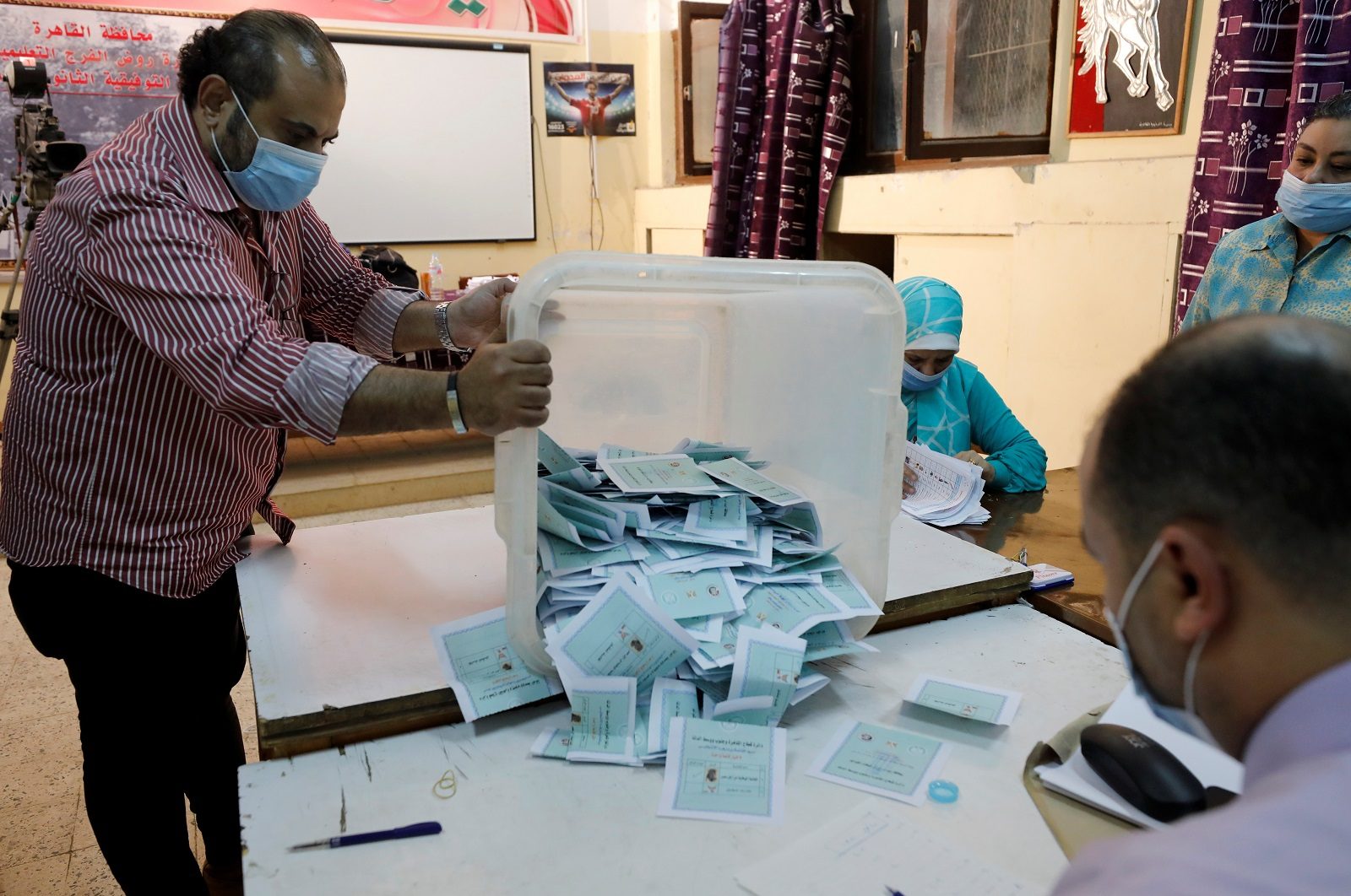 بدء فرز الأصوات في انتخابات برلمان مصر الذي تغيب عنه المعارضة