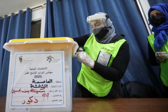 يتجاهل العشائرية ولا يبحث عن حلول.. كيف وسّع القانون الانتخابي في الأردن الفجوة مع المواطنين؟