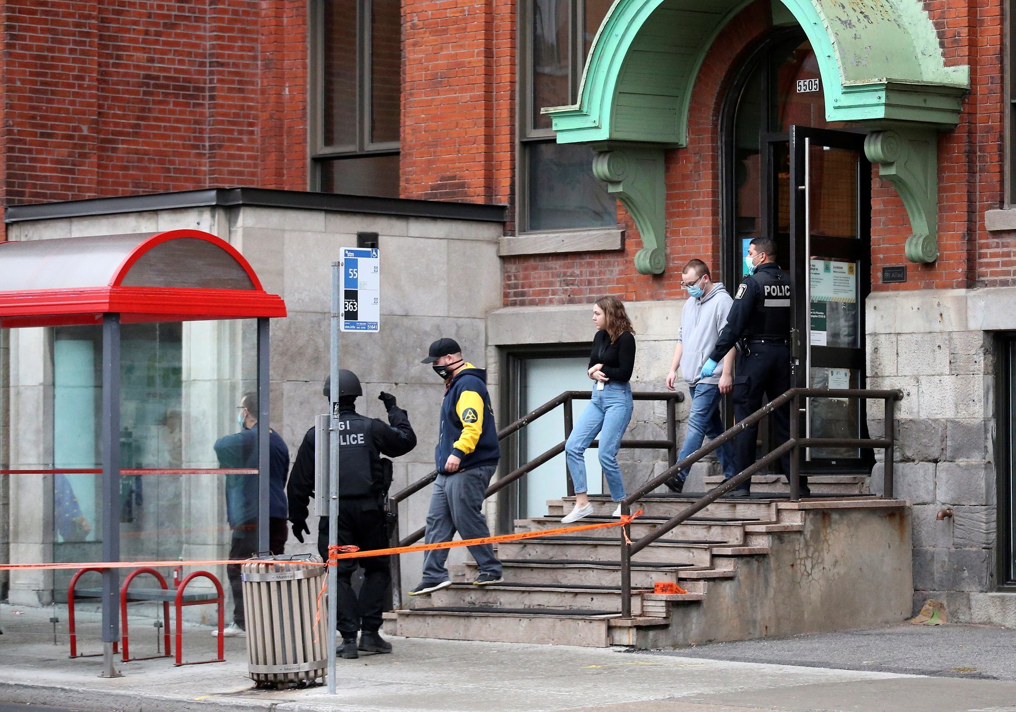 كذبة استنفرت السلطات.. الشرطة الكندية توقف إخلاء “رهائن” في مونتريال بعد تعرضها لخدعة