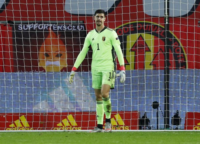 فيديو: خطأ “ساذج” من كورتوا يتسبب بهدف غريب في مباراة بلجيكا والدنمارك