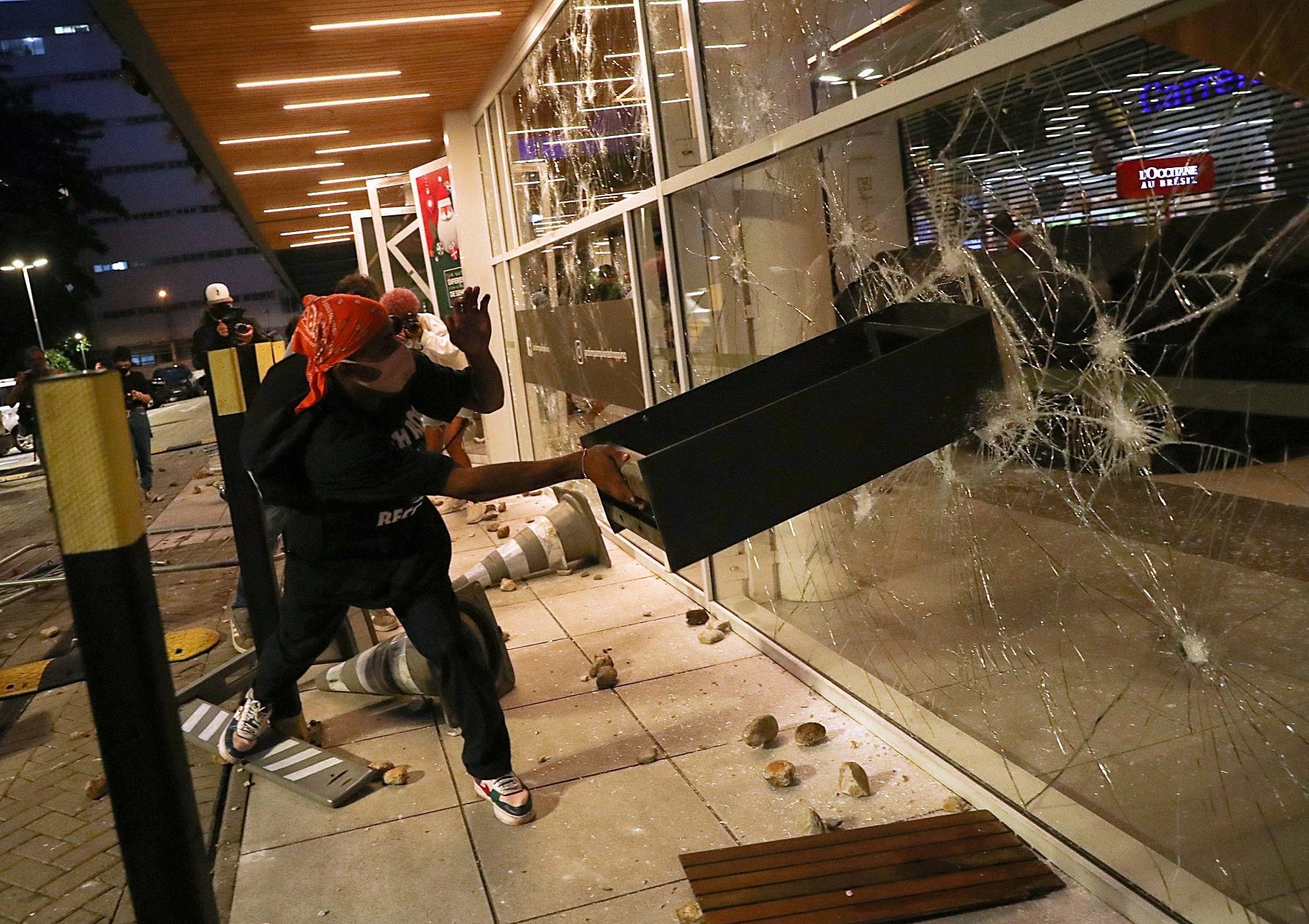 حارس الأمن ضربه فقتله! متظاهرون يهاجمون فرعاً لكارفور بالبرازيل بعد وفاة رجل أسود