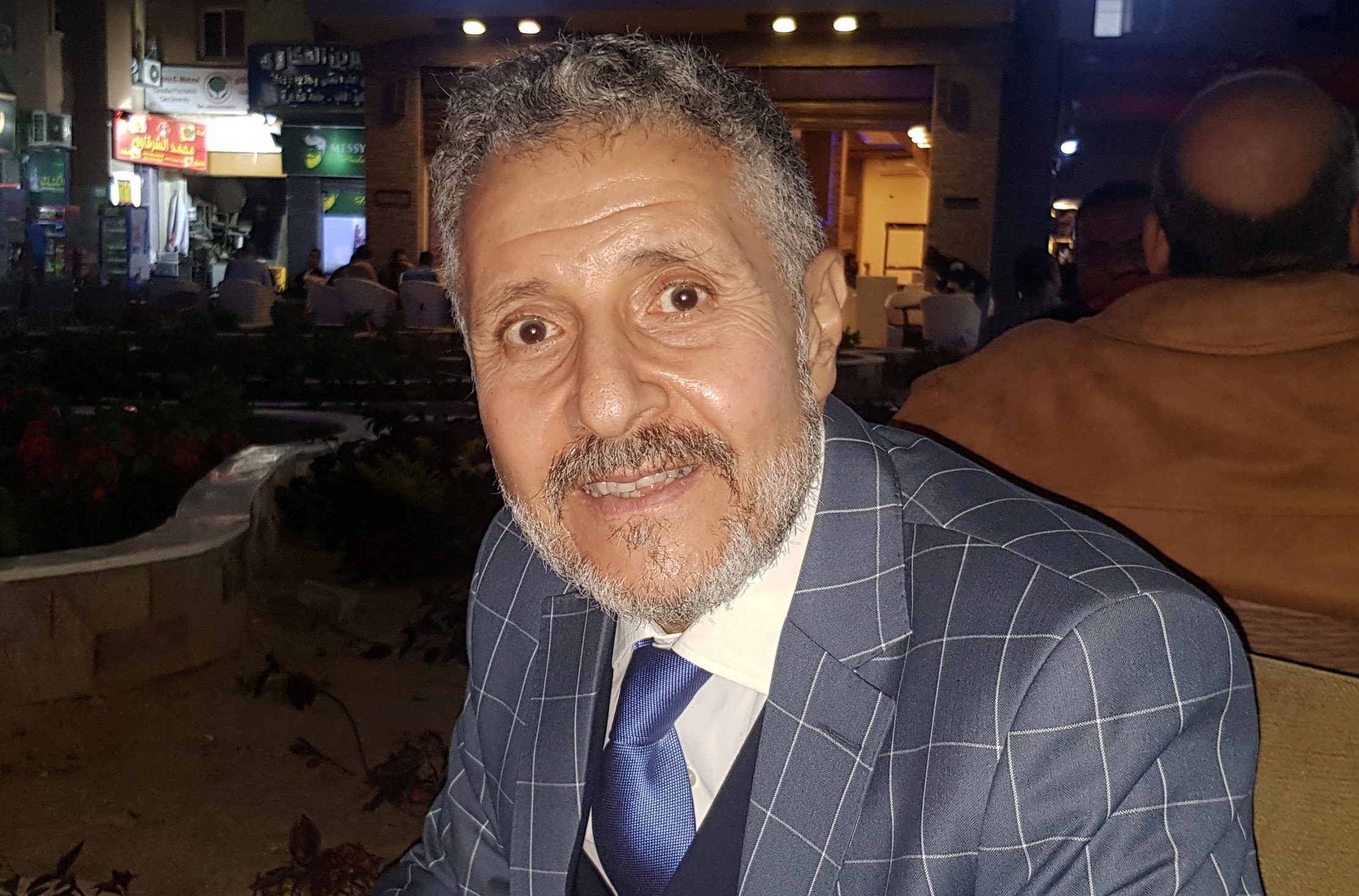 حلقوا شعره وينام بسرير معدني دون غطاء.. مصر تحتجز مدير منظمة حقوقية بحبس انفرادي