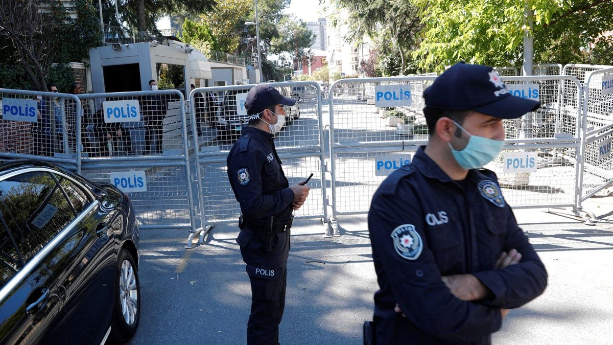 حملة أمنية واسعة في تركيا ضد شبكة تتلاعب بمنح الإقامات للأجانب.. توقيف يطال العشرات