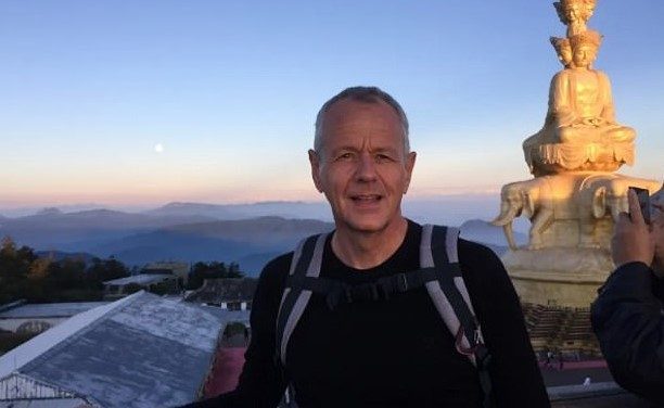 سقطت في النهر وفقدت وعيها.. احتفاء صيني بدبلوماسي أنقذ سيدة من غرق محقق “فيديو”