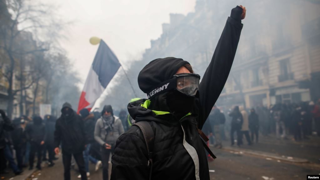 4 عناصر شرطة فرنسيين “ضربوا رجلاً أسود” يمْثُلون أمام القضاء وسط غضب كبير