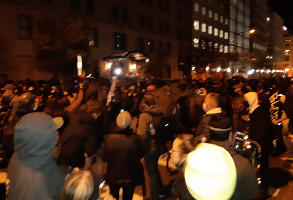 مواجهات خارج البيت الأبيض.. صدامات بعد إغلاق مراكز الاقتراع والبدء بظهور النتائج