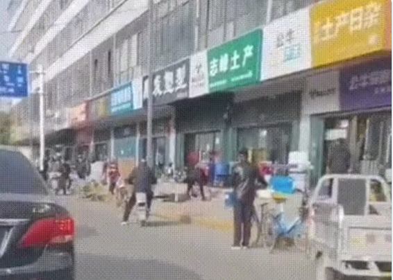 ضربها حتى ماتت والمارة اكتفوا بالمشاهدة! فيديو لتعنيف رجل لزوجته يثير غضباً بالصين