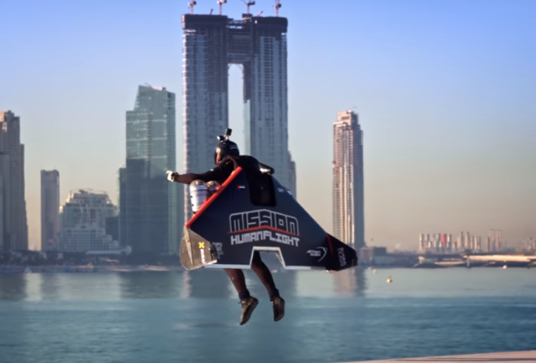 “رجل دبي الطائر” يموت وسط الصحراء! اشتهر بتحليقه فوق أعلى مبنى بالعالم