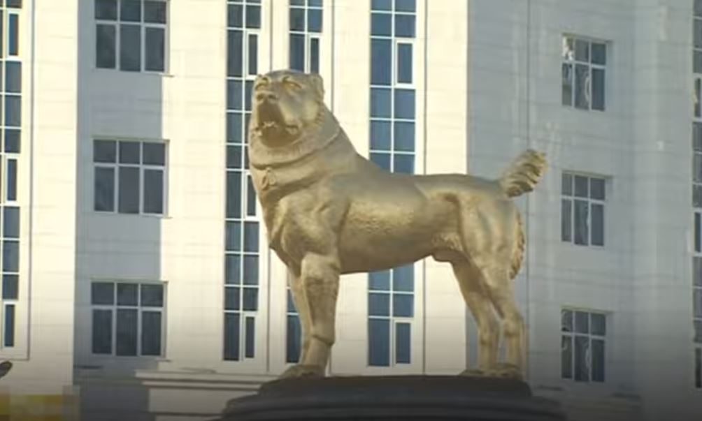 رئيس دولة يقيم تمثالاً ذهبياً ضخماً لكلبه المفضل.. نظم في حقه شعراً وألقاه على مسامع وزرائه (فيديو)