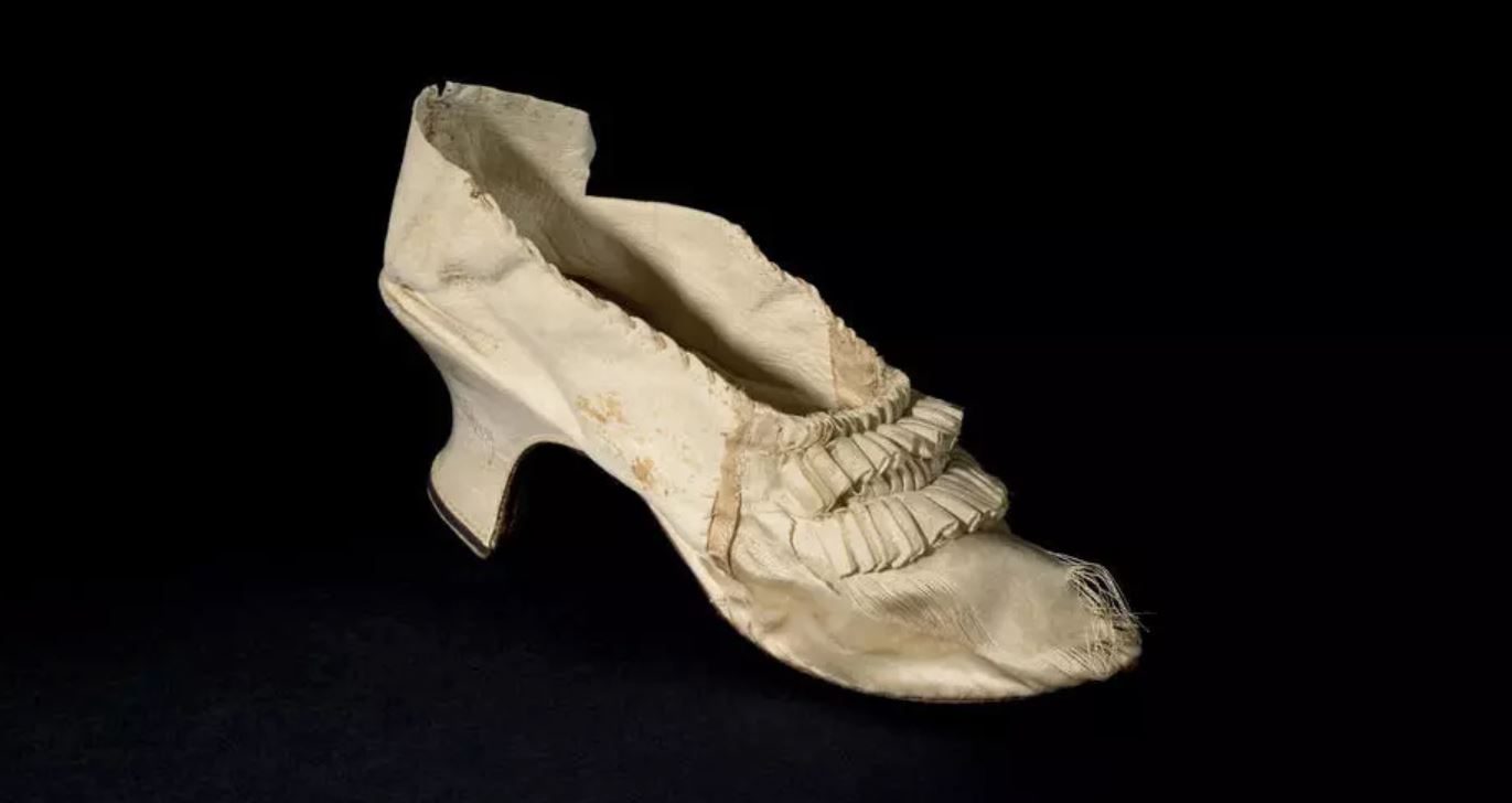 بعد 227 سنة من شنقها.. عرض حذاء أنطوانيت في مزاد يبدأ من 11800 دولار بباريس