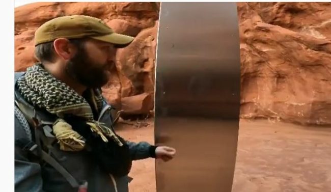 نصحوا بعدم الذهاب إلى هناك.. مستكشفون يعثرون على هيكل معدني غامض في صحراء الغرب الأمريكي