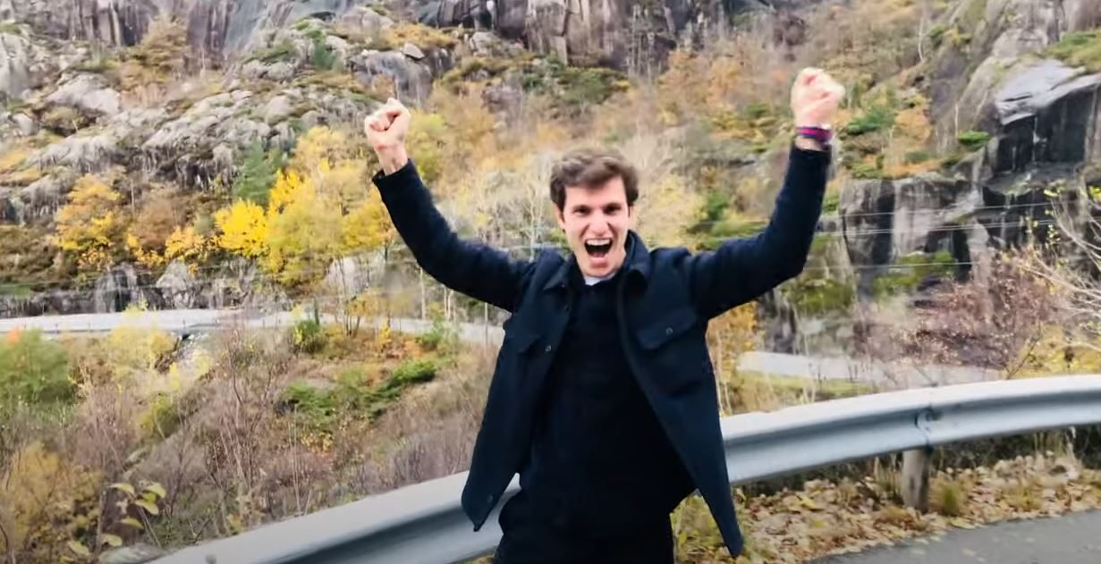 من سجون الأسد إلى جورج تاون.. فيديو صرخة لاجئ سوري تهز الإنترنت بعد قبوله بجامعة عريقة