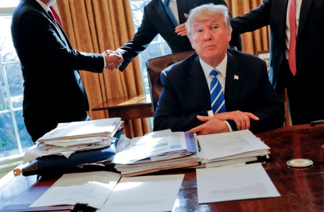 “البلاد فوق الاعتبارات الحزبية”.. مسؤولون بإدارة ترامب يتواصلون “بهدوء” مع بايدن، ماذا يعني ذلك؟