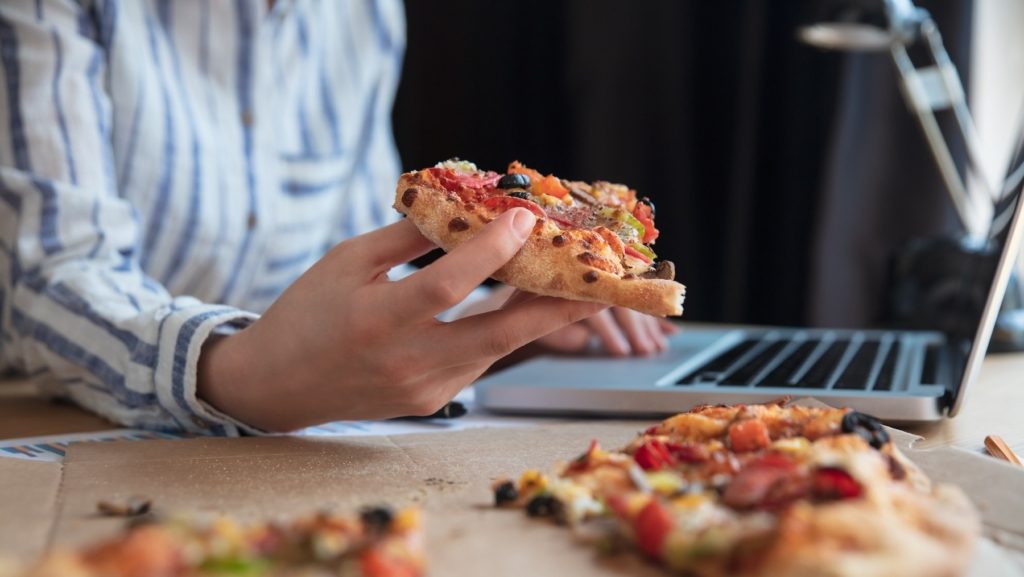 عامل بيتزا أستراليا فيروس كورونا