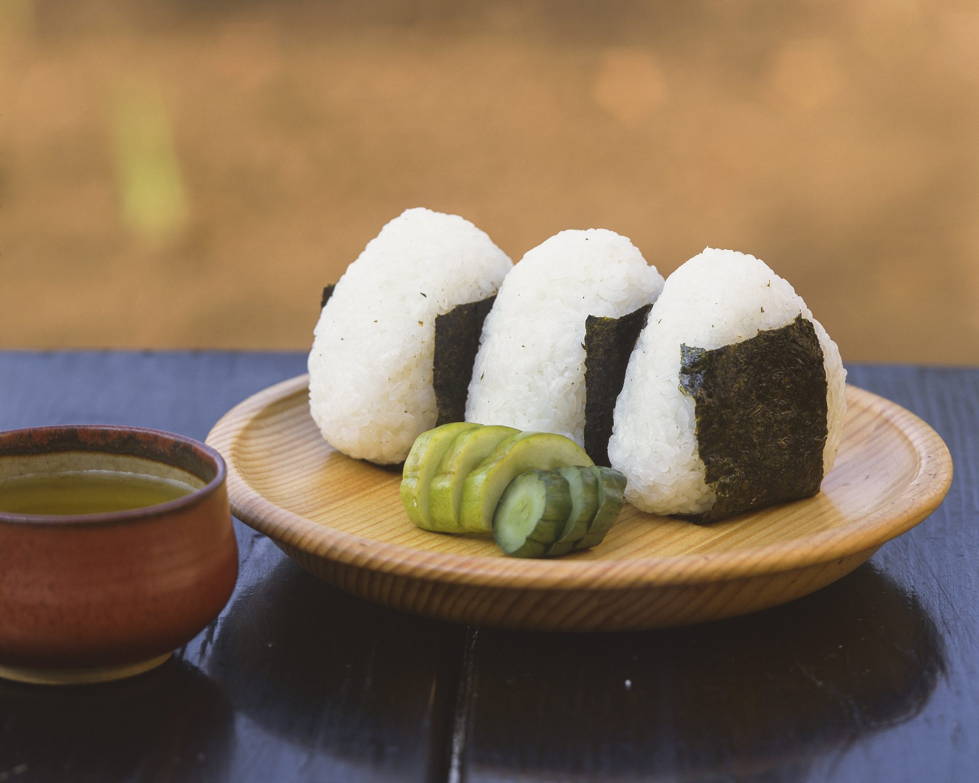 على طريقة برامج الكرتون.. تعلم تحضير كرات الأرز اليابانية في المنزل