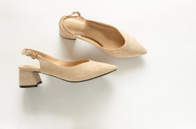 أدوات التلميع العادية ليست الأنسب.. هكذا تنظف الحقائب والأحذية الشمواه