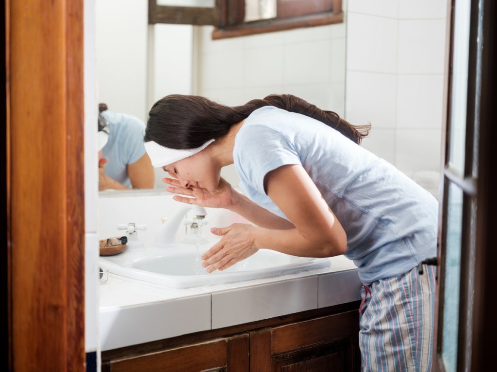 كم مرة يجب أن تغسل البيجامة وملابس البيت؟