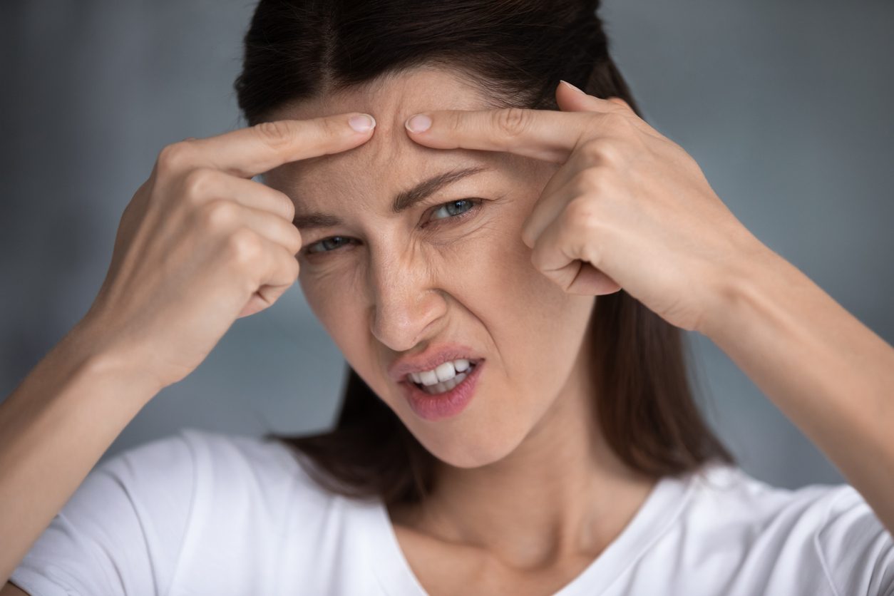 الرؤوس البيضاء.. أسبابها وكيف يمكن أن تتخلصي منها وتتجنبي ظهورها؟