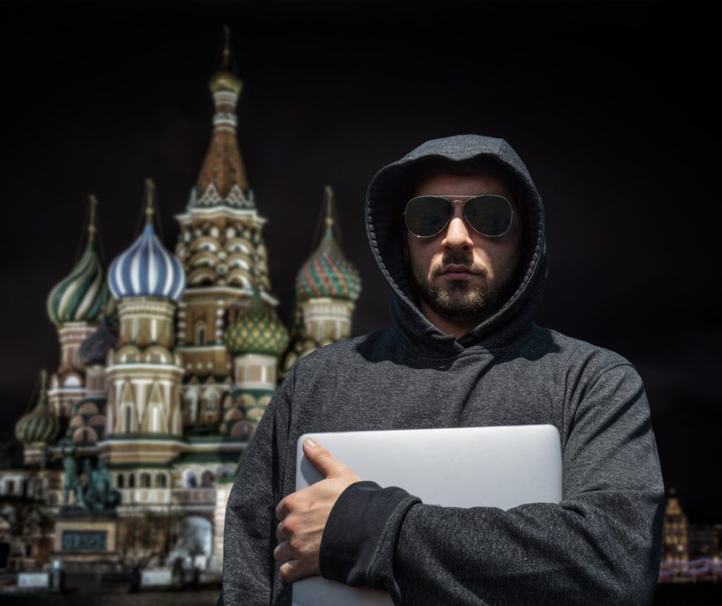 مخترق يقف أمام مبني الكريملين (IStock)