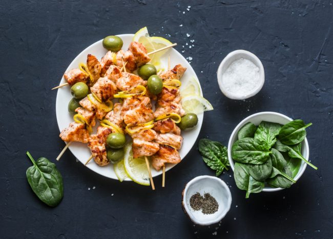 طرية وغنية بالعصارة.. إليك وصفة أسياخ الدجاج بالزيتون