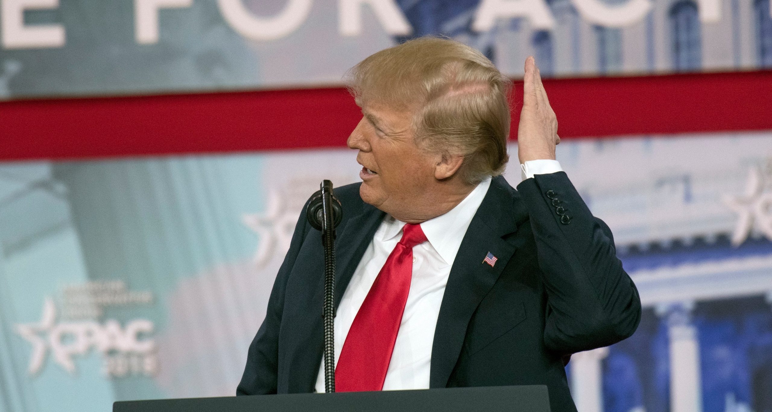 “ماذا حلّ بشعر ترامب؟” ظهوره الأخير يثير تساؤلات بعدما بدا بشاكلة غير التي يراها العالم