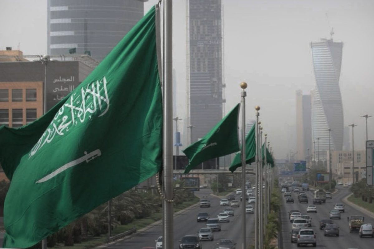 “المملكة تعاني”.. كيف أصبحت حكومة أكبر بلد مصدّر للنفط بالعالم تغطي عجزها من مؤسسات محلية؟