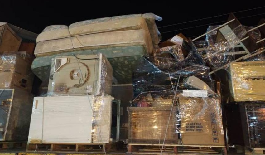 صورة نقل “عفش” مقر الدبلوماسية المصرية بغزة يثير موجة جدل وسخرية، والقاهرة توضح بخصوص إغلاقه