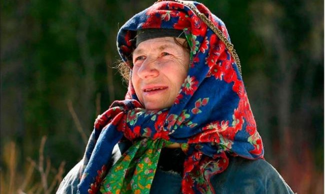 هربت من “السوفييت” لتسكن الجبال.. محاولات روسية لفك العزلة عن “أشد النساء وحدة بالعالم” (صور)