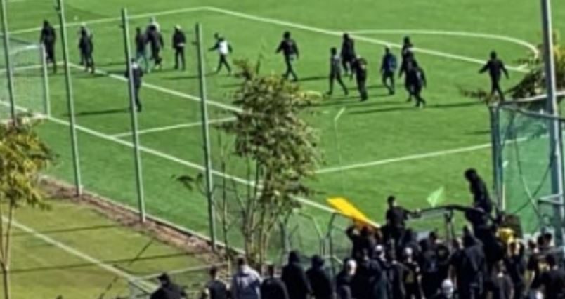 ردَّدوا إساءات للاعب مسلم.. فيديو لجماهير إسرائيلية اقتحمت تدريب فريقها بسبب مستثمر إماراتي