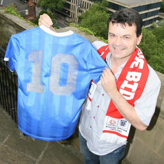 لاعب إنجليزي سابق يمتلك قميص مارادونا التاريخي يؤكد: لن أبيعه بأي ثمن