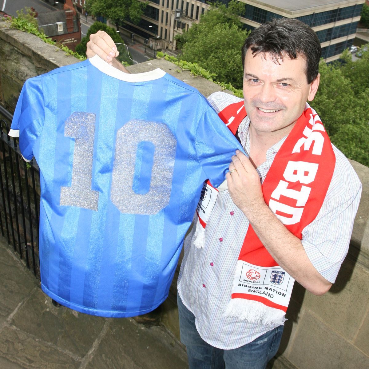 المدافع الإنجليزي السابق ستيف هودج يحمل قميص مارادونا