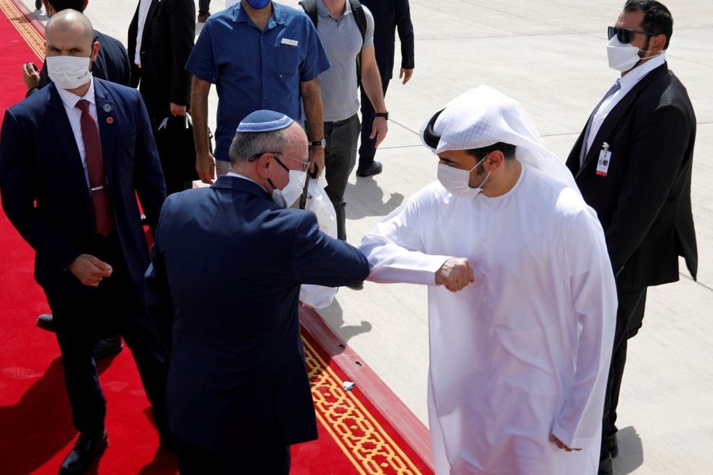 إماراتيون وبحرينيون يشاركون اليهود إضاءة الشمعدان أمام حائط البراق