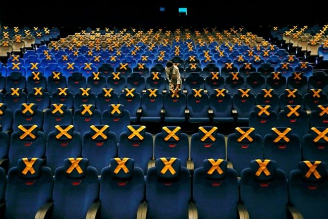 جمهور فقد ذوقه الفني وسلطة تنتج أفلاماً بلا قيمة.. فهل صدقت نبوءة موت السينما في مصر؟