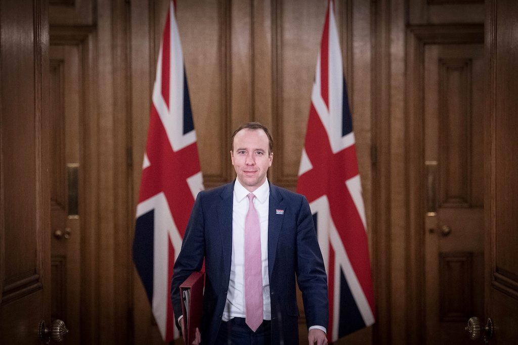 وزير الصحة البريطاني يبكي فرحاً ببث مباشر بعد بدء التطعيم ضد كورونا: أشعر بالفخر